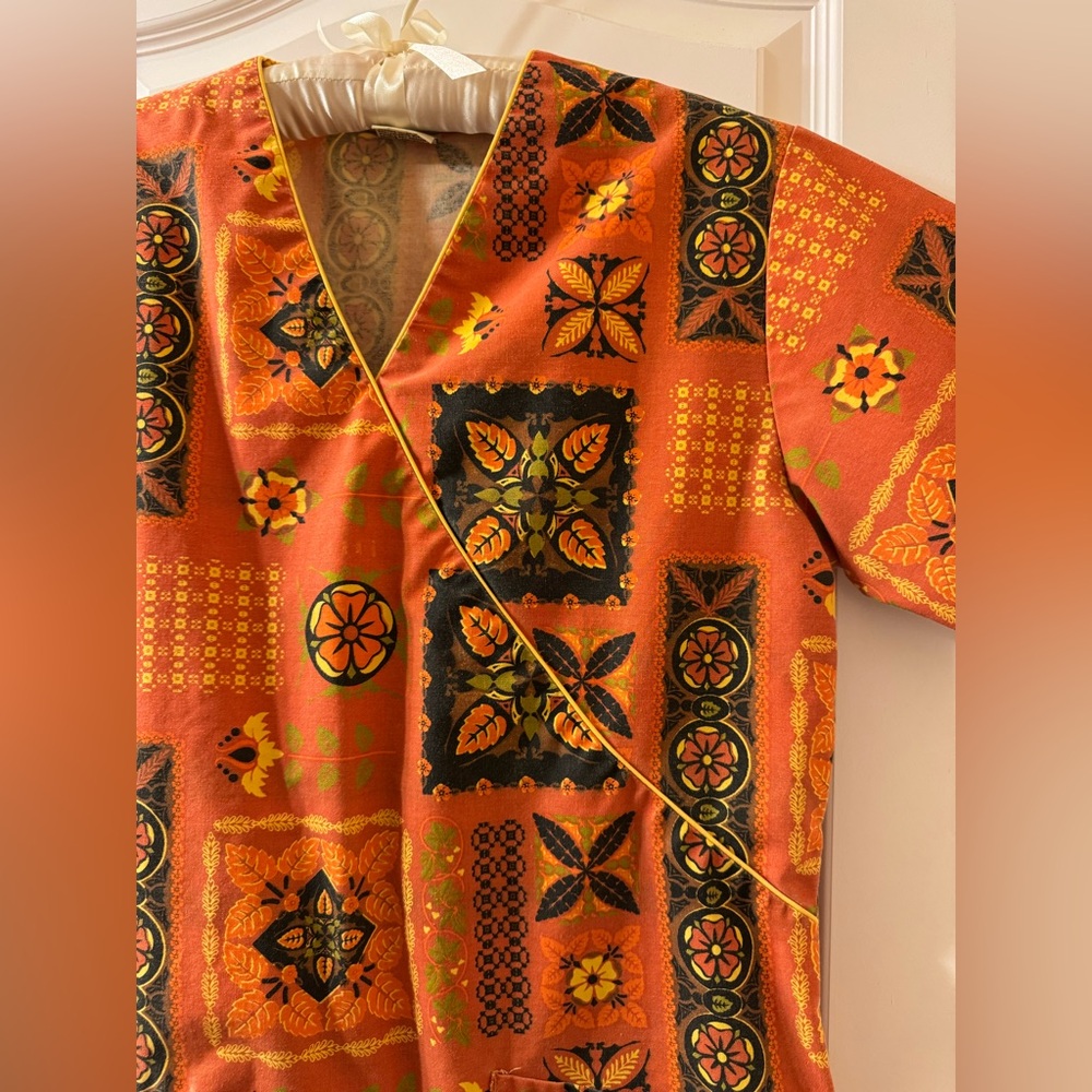 Scrub Top Orange Patterned Size XS - Picture 3 of 9